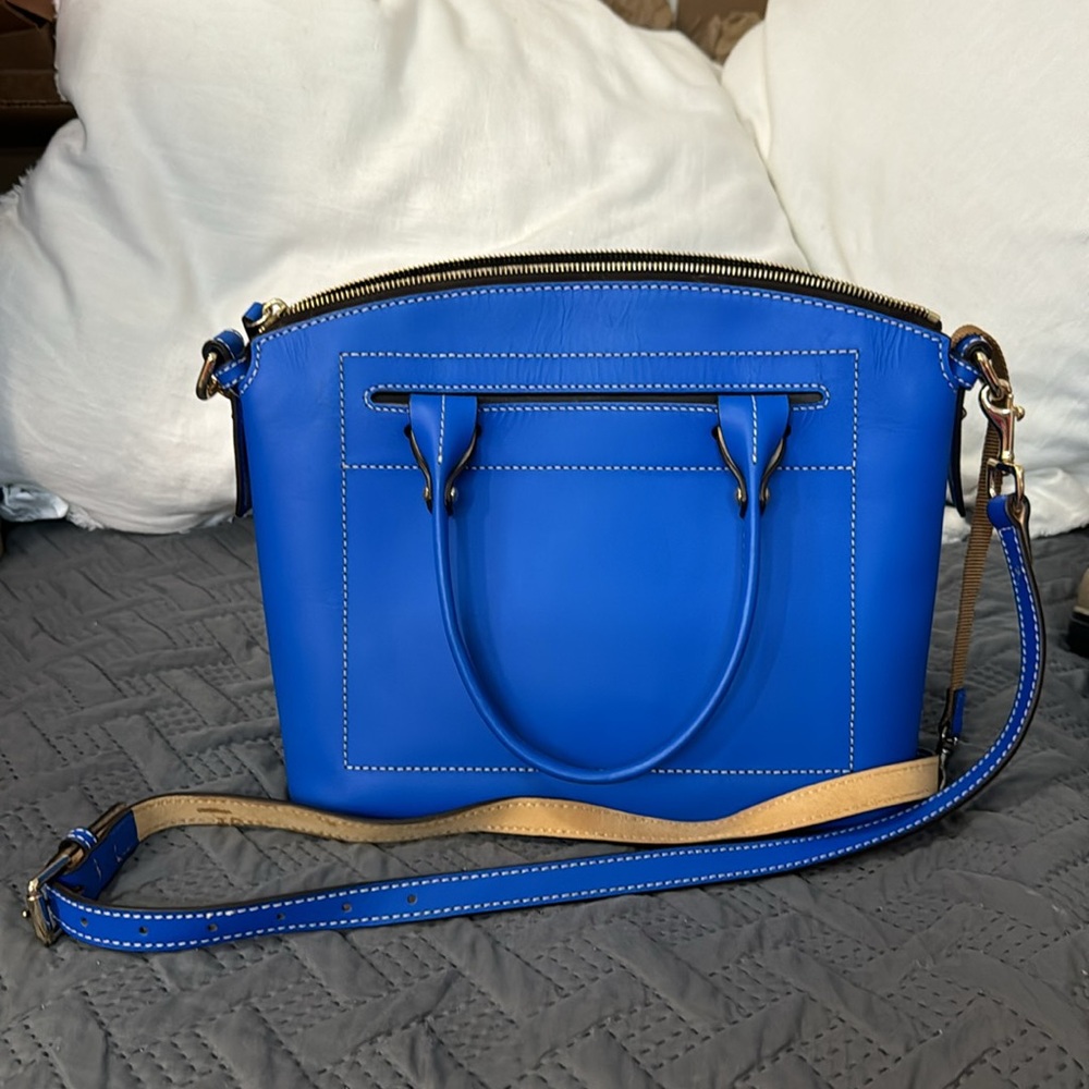 Large Dooney satchel in excellent conditions. No signs of wear no stains - Picture 3 of 6